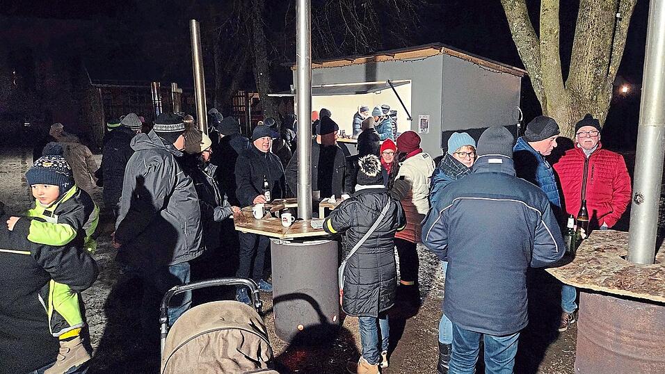 Zahlreiche G&auml;ste fanden sich am Gl&uuml;hweinstand ein.