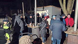 Zahlreiche G&auml;ste fanden sich am Gl&uuml;hweinstand ein.