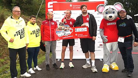 Das Sparkassen-Team und die Ausrichter freuten sich &uuml;ber die Rekorde an Teilnehmern, Runden und Spendenbetrag.
