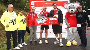 Das Sparkassen-Team und die Ausrichter freuten sich über die Rekorde an Teilnehmern, Runden und Spendenbetrag. Das Sparkassen-Team und die Ausrichter freuten sich über die Rekorde an Teilnehmern, Runden und Spendenbetrag.