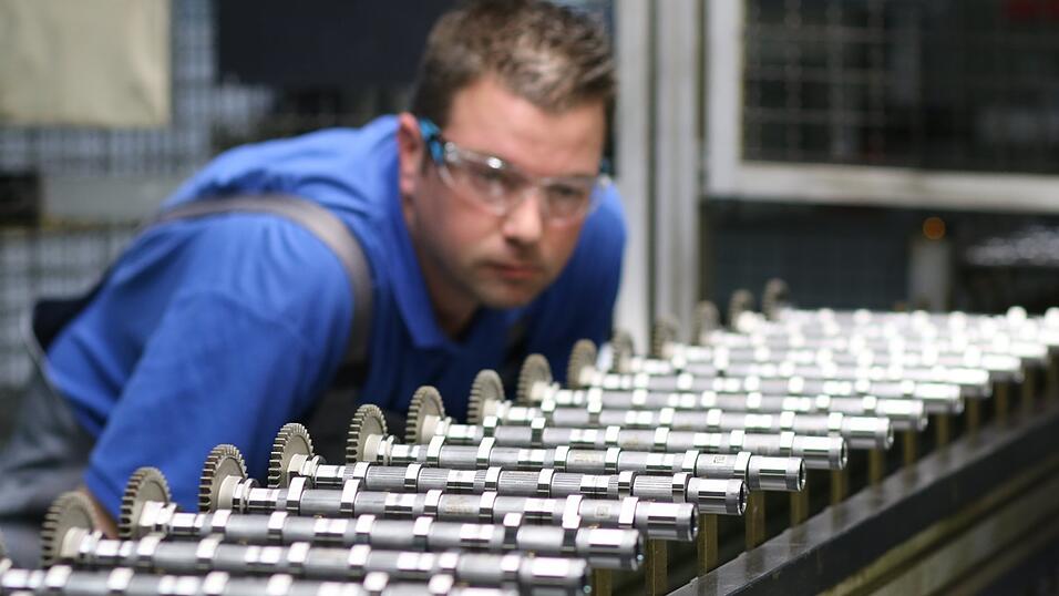 Ein Arbeiter &uuml;berpr&uuml;ft Nockenwellen f&uuml;r ein Fahrzeug von BMW. N&auml;chste Woche treffen sich die Tarifparteien der Metall- und Elektroindustrie in Bayern zum ersten Mal am Verhandlungstisch.