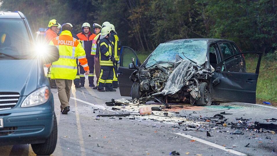 Eine Autofahrerin ist auf der B20 bei Falkenberg frontal in einen Lastwagen gekracht und dabei gestorben. (Foto: Mathias Adam)