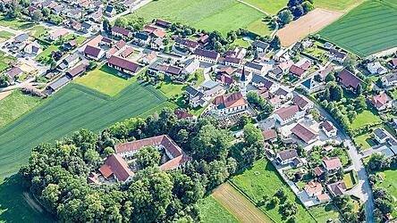 Das Schloss Seyboldsdorf befindet sich in der Nähe der Kirche. Das Bild wurde im Jahr 2020 aufgenommen.