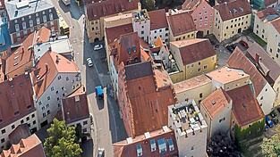 Mehrfach wurde das Runtingerhaus (Mitte) mit der lachsfarbenen Hausfassade über die Jahrhunderte umgebaut. Heute nutzt es die Stadtverwaltung. Durch das Dach dringt derzeit Wasser ein.