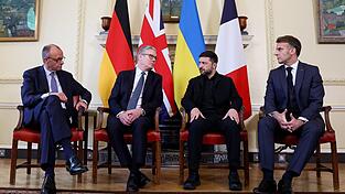 Merz, wie auch Großbritanniens Premier Keir Starmer und Frankreichs Präsident Emmanuel Macron bekräftigte die Unterstützung Deutschlands für Kiew.