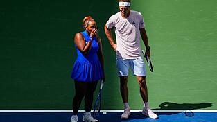 Alexander Zverev (r) ist im Mixed-Wettbewerb der US Open früh ausgeschieden. Alexander Zverev (r) ist im Mixed-Wettbewerb der US Open früh ausgeschieden.