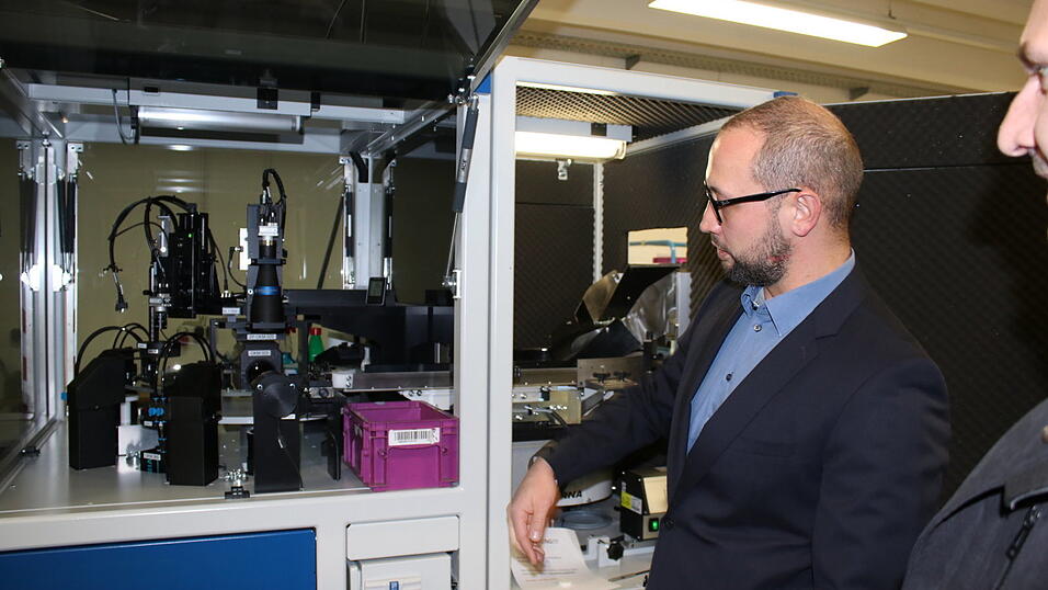 Sascha Baierl zeigt seine Pr&auml;zisionssortiermaschine.