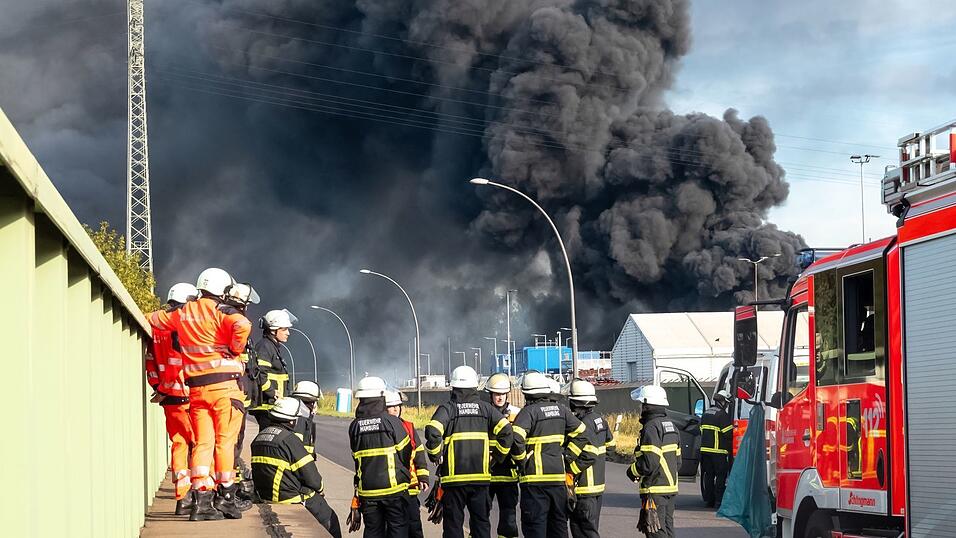 Die Rauchwolke war weithin zu sehen mehr als 20 Stunden nach Ausbruch des Feuers waren die Brandgase in der Stadt zu riechen.
