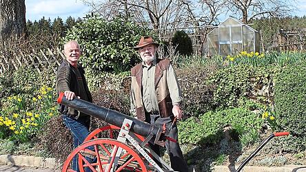 Die Kanone der KuSK mit den Schießmeistern Robert (links) und Luggi Daiminger.