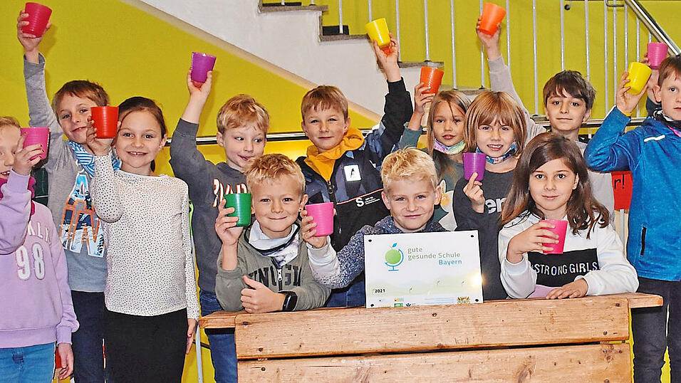 Gro&szlig; war die Freude der Grundsch&uuml;ler &uuml;ber die Auszeichnung 'gute gesunde Schule', verliehen vom Kultus- und Gesundheitsministerium.