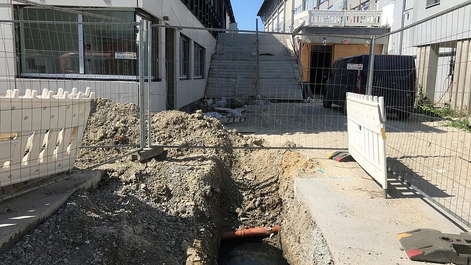 Seit Mitte Juli befindet sich die Tigers-Geschäftsstelle im Neubau beim Kabinentrakt (links). In den nächsten Tagen soll das Gebäude an Wasser und Kanal angeschlossen werden. Dann erst sind auch die Toiletten in der Geschäftsstelle nutzbar, klagen Tigers-Geschäftsführerin Gaby Sennebogen und Tigers-Prokurist Pirmin Ostermeier. Seit Mitte Juli befindet sich die Tigers-Geschäftsstelle im Neubau beim Kabinentrakt (links). In den nächsten Tagen soll das Gebäude an Wasser und Kanal angeschlossen werden. Dann erst sind auch die Toiletten in der Geschäftsstelle nutzbar, klagen Tigers-Geschäftsführerin Gaby Sennebogen und Tigers-Prokurist Pirmin Ostermeier.