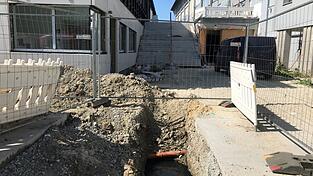 Seit Mitte Juli befindet sich die Tigers-Geschäftsstelle im Neubau beim Kabinentrakt (links). In den nächsten Tagen soll das Gebäude an Wasser und Kanal angeschlossen werden. Dann erst sind auch die Toiletten in der Geschäftsstelle nutzbar, klagen Tigers-Geschäftsführerin Gaby Sennebogen und Tigers-Prokurist Pirmin Ostermeier.