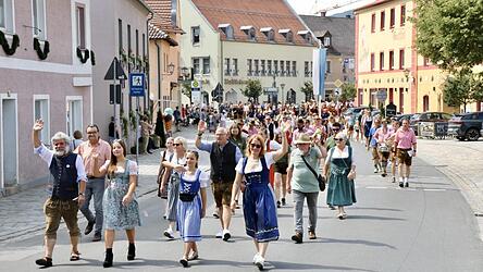 Über 400 Drachenstich- und Kinderdrachenstichmitglieder sowie Freunde des Ritterpaares zogen am Samstagnachmittag durch die Stadt.