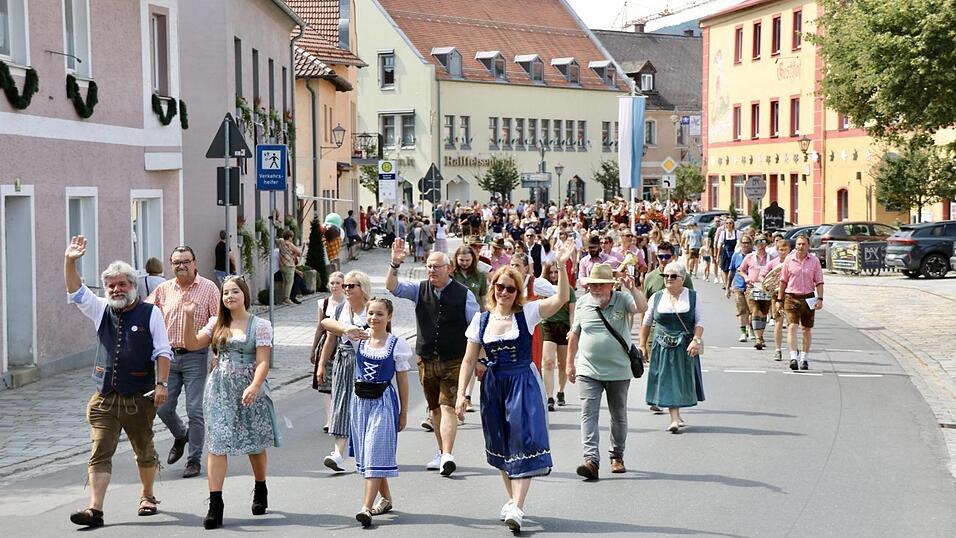 Über 400 Drachenstich- und Kinderdrachenstichmitglieder sowie Freunde des Ritterpaares zogen am Samstagnachmittag durch die Stadt. Über 400 Drachenstich- und Kinderdrachenstichmitglieder sowie Freunde des Ritterpaares zogen am Samstagnachmittag durch die Stadt.