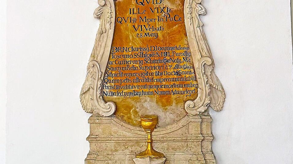 In der Pfarrkirche gibt es ein Epitaph für den ehemaligen Pfarrer Johann Adam Toscano. Das hängt möglicherweise mit der finanziellen Ausstattung zusammen, die er aus einer Erbschaft seines Regensburger Verwandten Carlo Toscano für die Übernahme der Pfarrpfründe hinterlassen konnte.