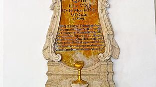 In der Pfarrkirche gibt es ein Epitaph für den ehemaligen Pfarrer Johann Adam Toscano. Das hängt möglicherweise mit der finanziellen Ausstattung zusammen, die er aus einer Erbschaft seines Regensburger Verwandten Carlo Toscano für die Übernahme der Pfarrpfründe hinterlassen konnte.