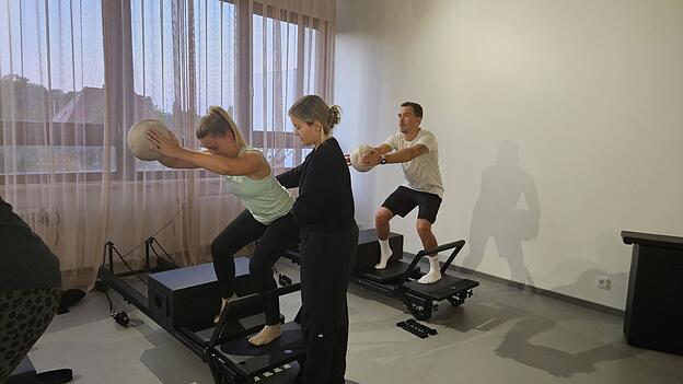 Trainerin Chrissi mit den Kursteilnehmern Natalie und ihrem Freund Julian.