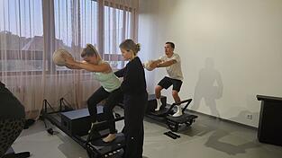 Trainerin Chrissi mit den Kursteilnehmern Natalie und ihrem Freund Julian.