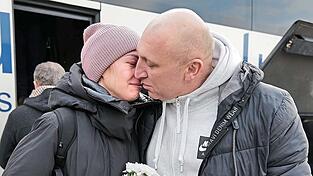 Ein Wiedersehen zwischen Natascha und ihrem Mann Andrii nach über neun Monaten. Ein Wiedersehen zwischen Natascha und ihrem Mann Andrii nach über neun Monaten.