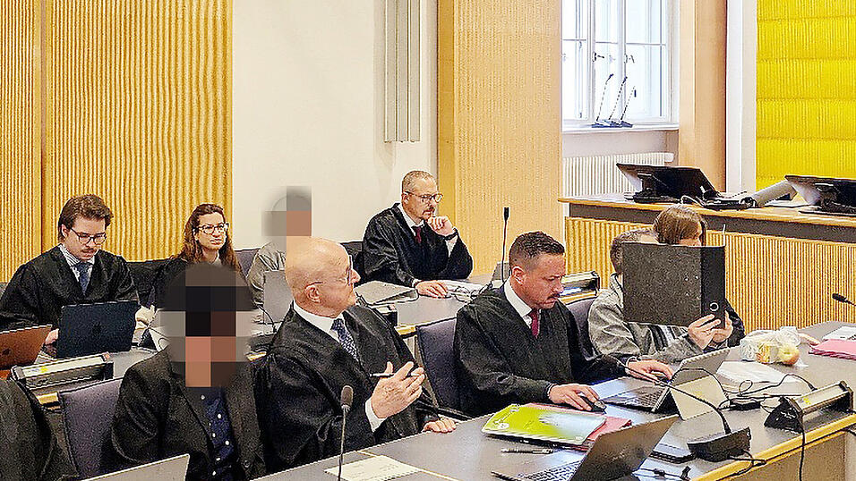 Dicht besetzt waren die Anklagebänke am Montag im Sitzungssaal 104 des Landgerichts Regensburg: Vier Angeklagte mit acht Verteidigern (Bild) saßen dem Staatsanwalt und den zwei Nebenkläger mit ihren Anwälten gegenüber. Dicht besetzt waren die Anklagebänke am Montag im Sitzungssaal 104 des Landgerichts Regensburg: Vier Angeklagte mit acht Verteidigern (Bild) saßen dem Staatsanwalt und den zwei Nebenkläger mit ihren Anwälten gegenüber.