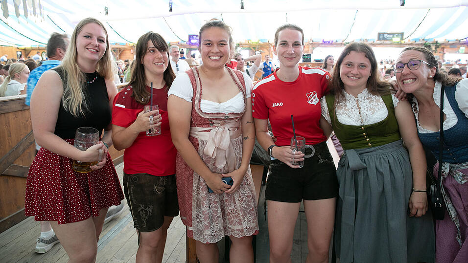 Die Partybilder vom Sonntag, 10. August, aus dem Festzelt Wenisch. Die Partybilder vom Sonntag, 10. August, aus dem Festzelt Wenisch.