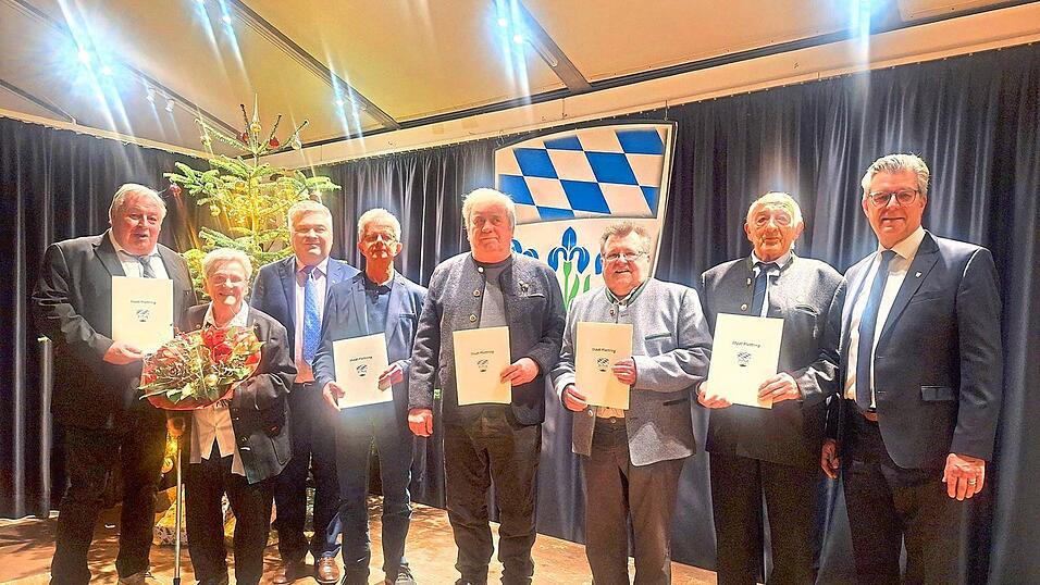 Sie sind die neuen Träger des Bladilotalers: (v. l.) Dritter Bürgermeister Max Thoma, Gertrud Pledl, zweiter Bürgermeister Franz Geisberger, Günter Fuchs, Josef Bernhard, Anton Weber, Günther Rösch und Bürgermeister Hans Schmalhofer. Sie sind die neuen Träger des Bladilotalers: (v. l.) Dritter Bürgermeister Max Thoma, Gertrud Pledl, zweiter Bürgermeister Franz Geisberger, Günter Fuchs, Josef Bernhard, Anton Weber, Günther Rösch und Bürgermeister Hans Schmalhofer.