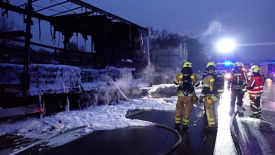 Das Feuer konnte durch den Einsatz von Wasser und Schaum schnell unter Kontrolle gebracht und vollst&auml;ndig gel&ouml;scht werden.