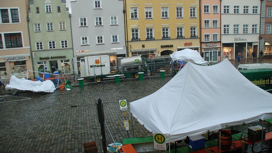 Hier sollen heute eigentlich 'Revolverheld' auftreten, doch angesichts des Starkregens droht das Konzert buchst&auml;blich ins Wasser zu fallen.