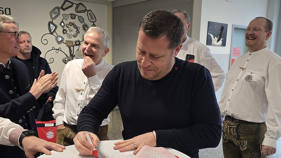 Die Fans lie&szlig;en sich von Max Eberl ihre Artikel signieren.