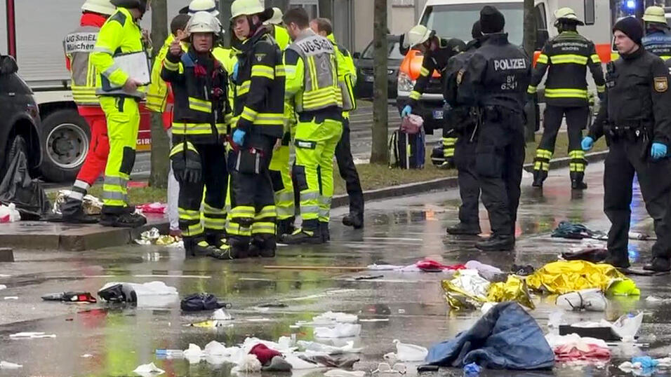 Fotos vom Stiglmaierplatz zeigen verstreute Gegenstände, das Auto des Fahrers, Menschen in Aufruhr. Fotos vom Stiglmaierplatz zeigen verstreute Gegenstände, das Auto des Fahrers, Menschen in Aufruhr.