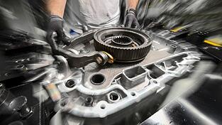 Die Getriebefertigung eines Maschinenbauers. Die bayerische Industrie leidet unter anhaltend schwacher Nachfrage.