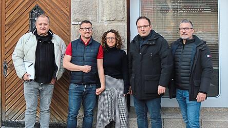 Architekt Georg Zunner, Eigent&uuml;mer Andreas und Maria Acosta, B&uuml;rgermeister Martin Stoiber und Stadtbaumeister Volker Skibba (von links) freuen sich darauf, neue M&ouml;glichkeiten auszukundschaften.