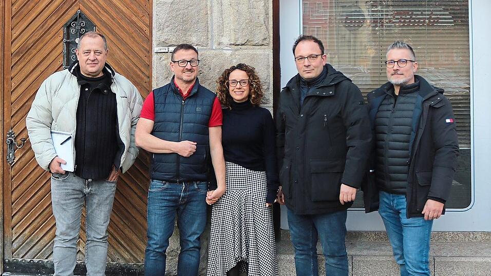 Architekt Georg Zunner, Eigent&uuml;mer Andreas und Maria Acosta, B&uuml;rgermeister Martin Stoiber und Stadtbaumeister Volker Skibba (von links) freuen sich darauf, neue M&ouml;glichkeiten auszukundschaften.