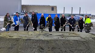 Verantwortliche von Lidl, der Baufirmen, aus der Politik und dem Industriegebiet Straubing-Hafen beim symbolischen Spatenstich.