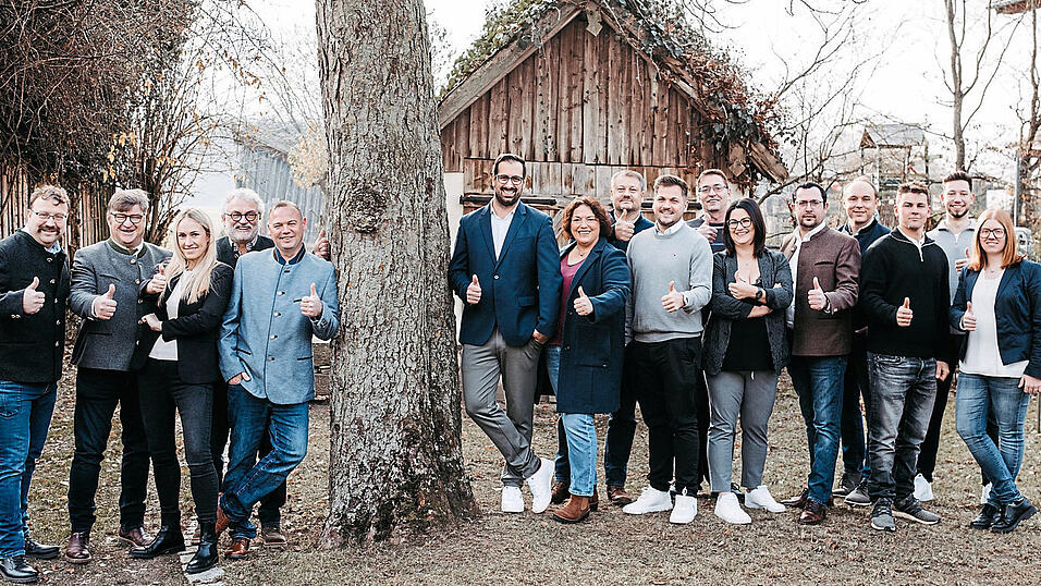 Die Bewerber der CSU und der Unabh&auml;ngigen W&auml;hler mit B&uuml;rgermeisterkandidat Mario D&ouml;rfler (Sechster von links).