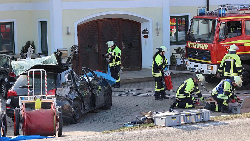 Bei einem Unfall mit drei Fahrzeugen auf einer Kreisstra&szlig;e bei Isen sind zwei Menschen verletzt worden. Ein Autofahrer soll beim &Uuml;berholen ein entgegenkommendes Fahrzeug &uuml;bersehen haben.