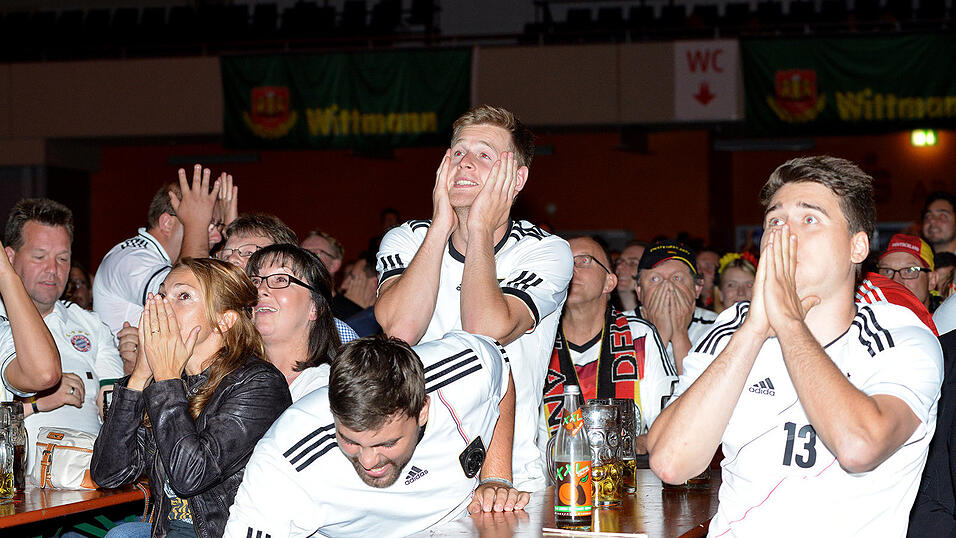 Gemeinsam mitfiebern: Public Viewing in der Sparkassen-Arena wird es frühestens nach der Gruppenphase geben. Gemeinsam mitfiebern: Public Viewing in der Sparkassen-Arena wird es frühestens nach der Gruppenphase geben.