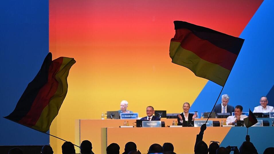 Parteichefin Weidel rief ihre Partei unter großem Jubel dazu auf, «das gesamte Land» in Schwarz-Rot-Gold zu tauchen. Parteichefin Weidel rief ihre Partei unter großem Jubel dazu auf, «das gesamte Land» in Schwarz-Rot-Gold zu tauchen.