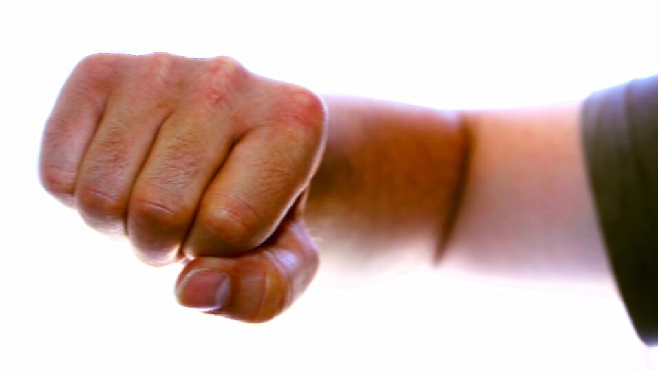 Vor einer Diskothek in Dingolfing ist ein Streit eskaliert. Vor einer Diskothek in Dingolfing ist ein Streit eskaliert.