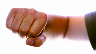 Vor einer Diskothek in Dingolfing ist ein Streit eskaliert. Vor einer Diskothek in Dingolfing ist ein Streit eskaliert.