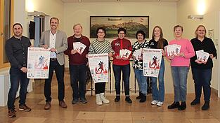 Die Vereinsvertreter präsentierten zusammen mit Hauptorganisatorin Heike Aichner (2.v.r.) und Bürgermeister Matthias Kohlmayer (2.v.l.) das Programm für den Ball der Vereine 2026.
