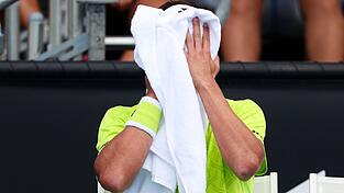 Daniel Altmaier traf in Melbourne zwei S&auml;tze lang fast keinen Ball.