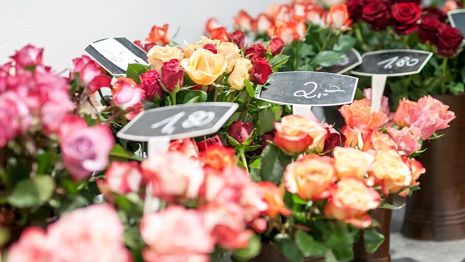 Der Valentinstag sorgt im bayerischen Handel f&uuml;r sehr viel mehr Umsatz als Fasching beziehungsweise Fastnacht. (Archivbild)