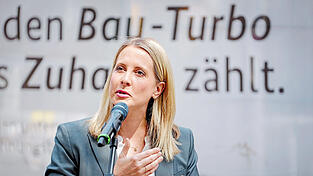 Verena Hubertz (SPD), Bundesministerin f&uuml;r Wohnen, Stadtentwicklung und Bauwesen, bei einer Pressekonferenz in Berlin zum neu eingef&uuml;hrten Bau-Turbo.