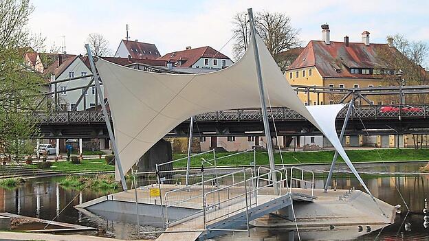 Weithin einzigartig: die Flussbühne am Esper. Im Hintergrund die Brücke nach Mitterdorf und das ehemalige Landratsamt Roding mit dem Storchenhorst auf dem Dach. Weithin einzigartig: die Flussbühne am Esper. Im Hintergrund die Brücke nach Mitterdorf und das ehemalige Landratsamt Roding mit dem Storchenhorst auf dem Dach.