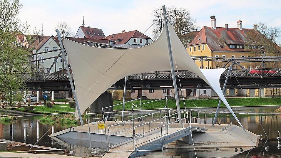 Weithin einzigartig: die Flussbühne am Esper. Im Hintergrund die Brücke nach Mitterdorf und das ehemalige Landratsamt Roding mit dem Storchenhorst auf dem Dach. Weithin einzigartig: die Flussbühne am Esper. Im Hintergrund die Brücke nach Mitterdorf und das ehemalige Landratsamt Roding mit dem Storchenhorst auf dem Dach.