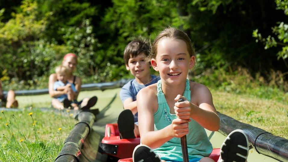 Der Hohenbogen in Neukirchen beim Heiligen Blut (Kreis Cham) bietet eine Menge Freizeitm&ouml;glichkeiten f&uuml;r die ganze Familie. Wer mag, marschiert strammen Schritts auf den Berg und genie&szlig;t von dort die Aussicht. Den Weg nach unten kann dann schon mal die Sommerrodelbahn beschleunigen. Im Tal angekommen, l&auml;dt die Gastronomie zum Verweilen f&uuml;r die Erwachsenen ein und der Nachwuchs kann sich im Vergn&uuml;gungspark an der Talstation austoben.Wer lieber bequem auf den Gipfel mag, der nimmt die Sesselbahn und ist in wenigen Minuten auf dem Berg. Einen beeindruckenden Blick erm&ouml;glicht eine Plattform am 'gro&szlig;en' Turm. Bei guter Fernsicht lassen sich hier sogar die Alpen sehen.