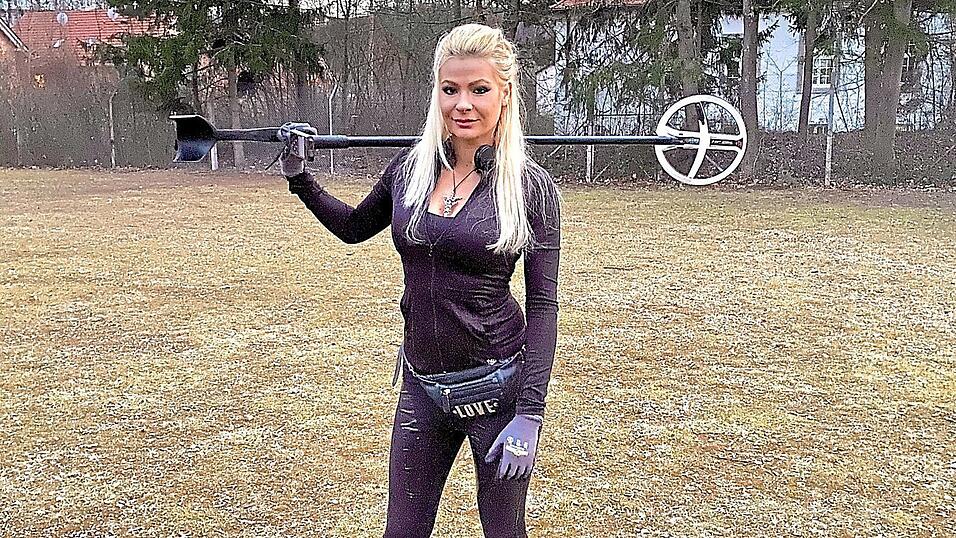 Christina Hötzl in ihrem Element: Mit Metalldetektor und Spaten sucht die Landshuterin in ihrer Freizeit gerne nach Schätzen. Christina Hötzl in ihrem Element: Mit Metalldetektor und Spaten sucht die Landshuterin in ihrer Freizeit gerne nach Schätzen.