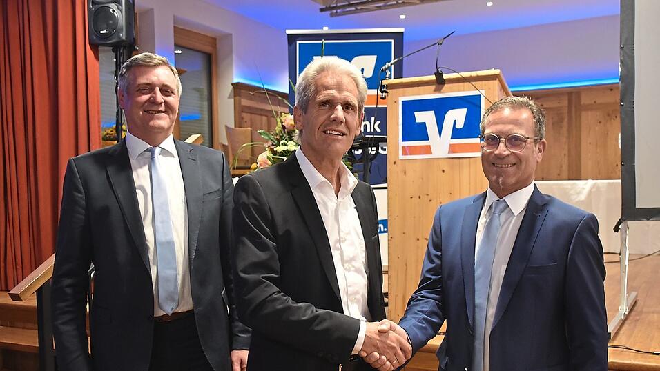 Vorstandsvorsitzender Ludwig Frischmann (rechts) verabschiedet seinen Vorg&auml;nger Josef M&uuml;ller; links: der stellv. Vorstandsvorsitzende Manfred J. Gruber.