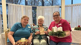 Die Organisatorin des Weihnachtsbasars, Barbara Sixt (Mitte). Die Organisatorin des Weihnachtsbasars, Barbara Sixt (Mitte).
